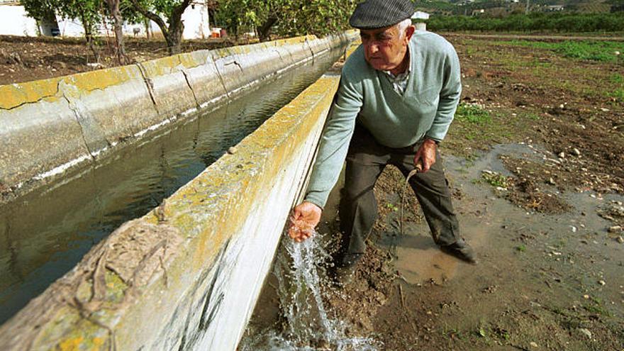 Control. La Administración está realizando un exhaustivo seguimiento del consumo de agua para evitar abusos.