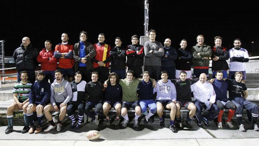 Los jugadores del Iveco Universidade de Vigo posan antes de un entrenamiento de esta semana. // José Lores