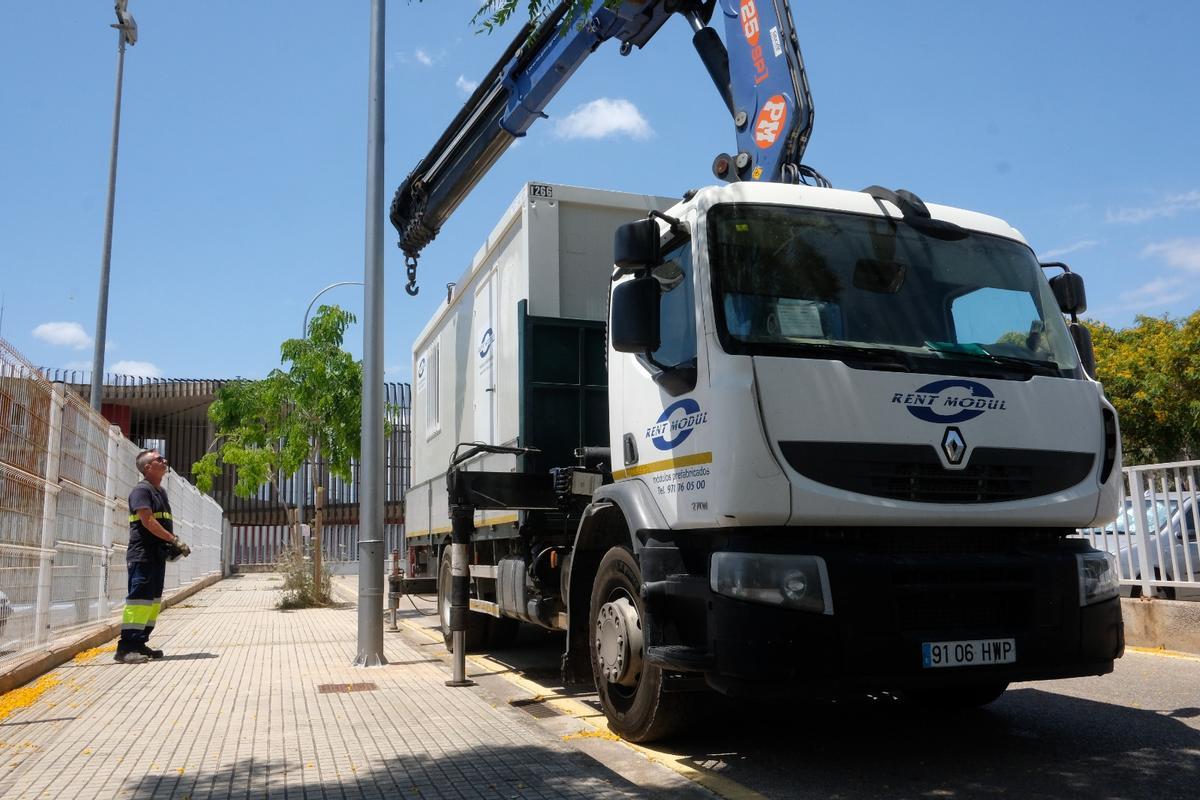 Instalan casetas prefabricadas en la puerta del parque de bomberos para instalar a los okupas de la cárcel