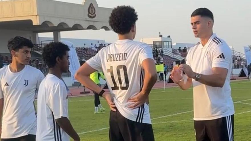 Fútbol, desierto y un sueño; así es la vida del entrenador grancanario Imanol Elejabeitia en la academia de la Juventus de Turín en Omán
