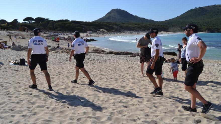 Auch in Capdepera tun Polizisten während des Sommers am Strand Dienst.