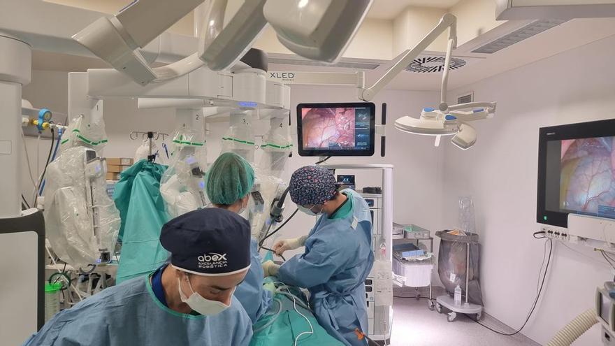 Un hospital gallego emplea por primera vez la cirugía robótica para extirpar un cáncer de páncreas