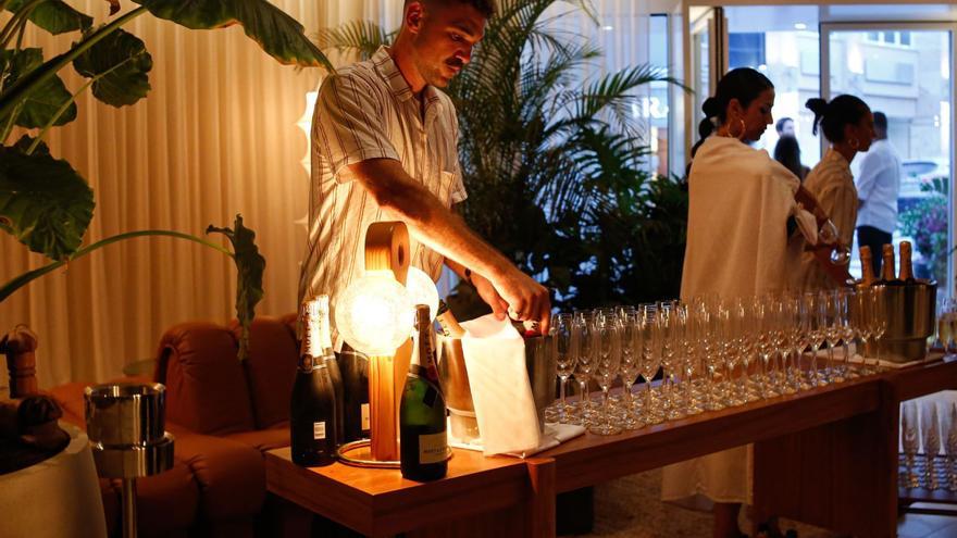 Un camarero sirve copas en el restaurante de un hotel de Eivissa.