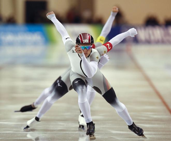 Hendrik Dombek de Alemania encabeza a su equipo durante el sprint del equipo masculino de patinaje de velocidad de la Copa del mundo ISU en el óvalo de Hokkaido-Tokachi en Obihiro, norte de Japón.