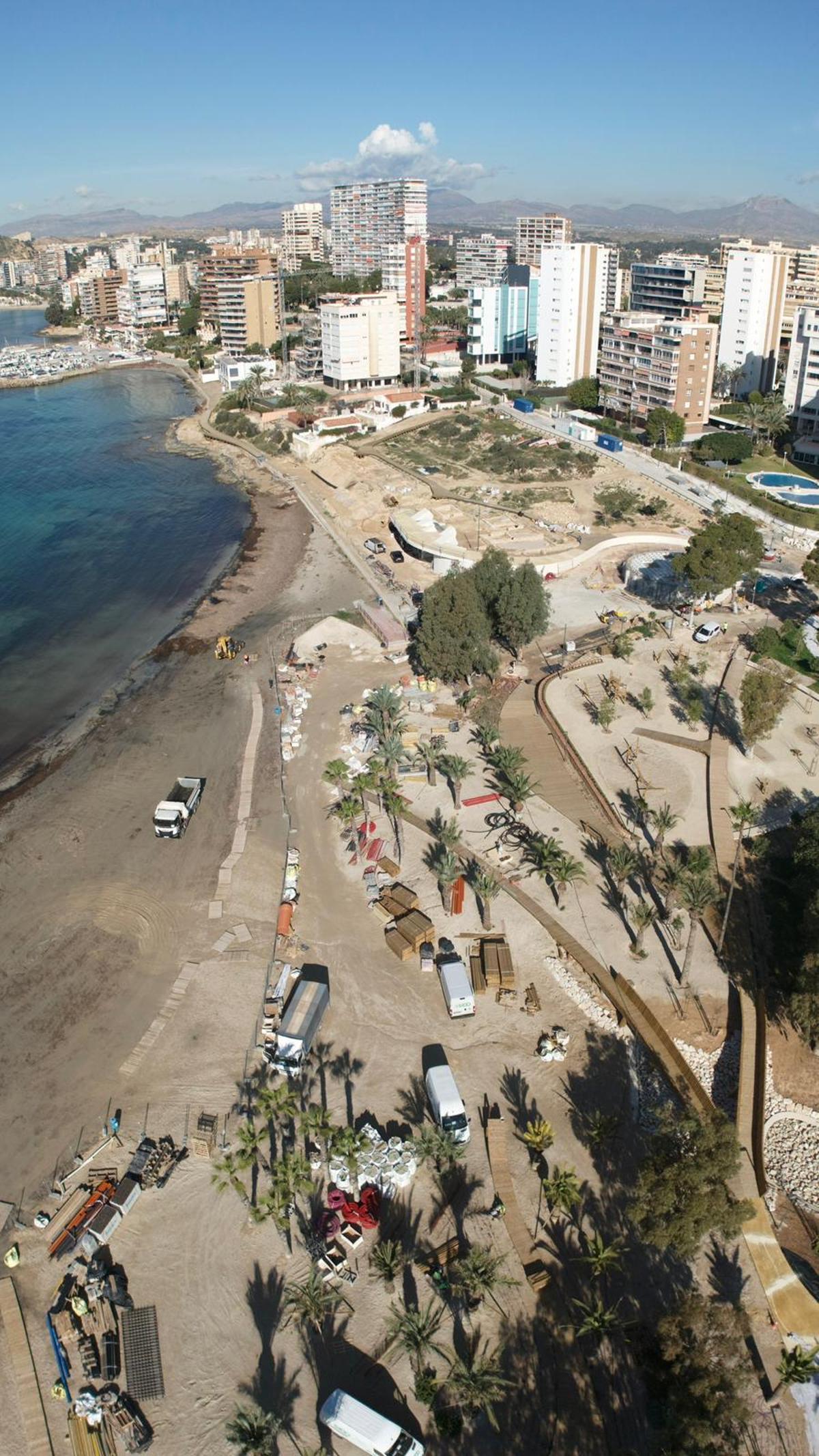 Obras en curso en la playa de la Almadraba de Alicante.