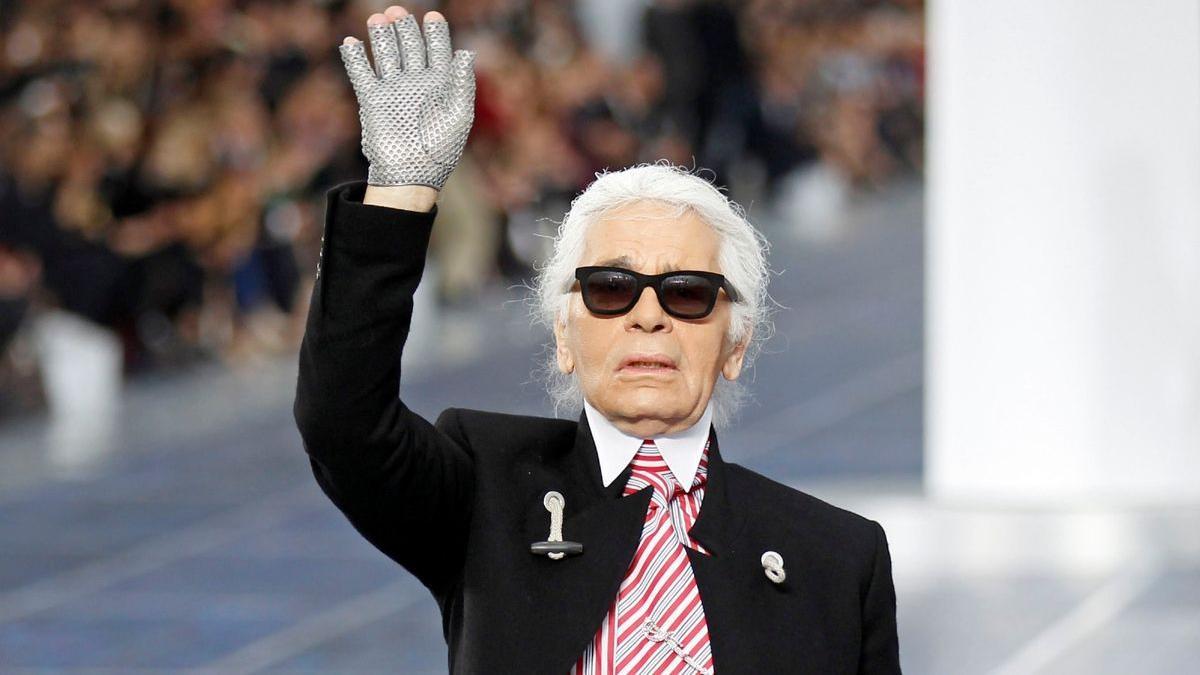 Karl Lagerfeld, al final de su desfile de moda femenina primavera/verano 2013 para Chanel.