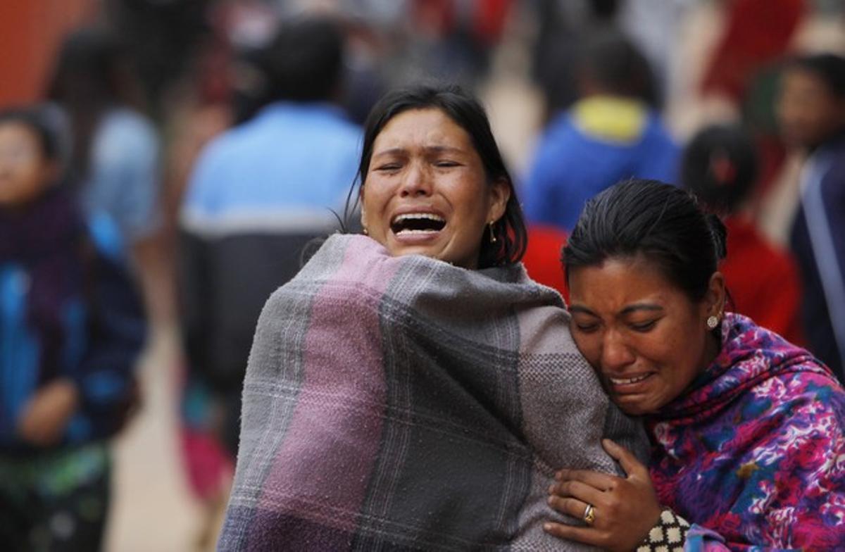 Una nepalí llora por la tragedia de Nepal.