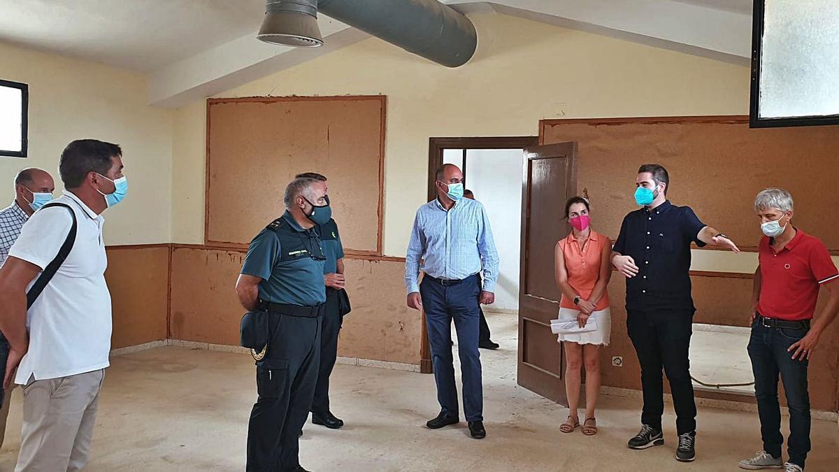 El presidente y los mandos de la Guardia Civil visitan las instalaciones de Sa Coma. | CIE