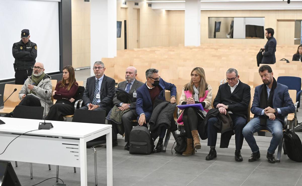 Banquillo de los acusados, con el que fuera consejero de la Región, Juan Carlos Ruiz, a la derecha.