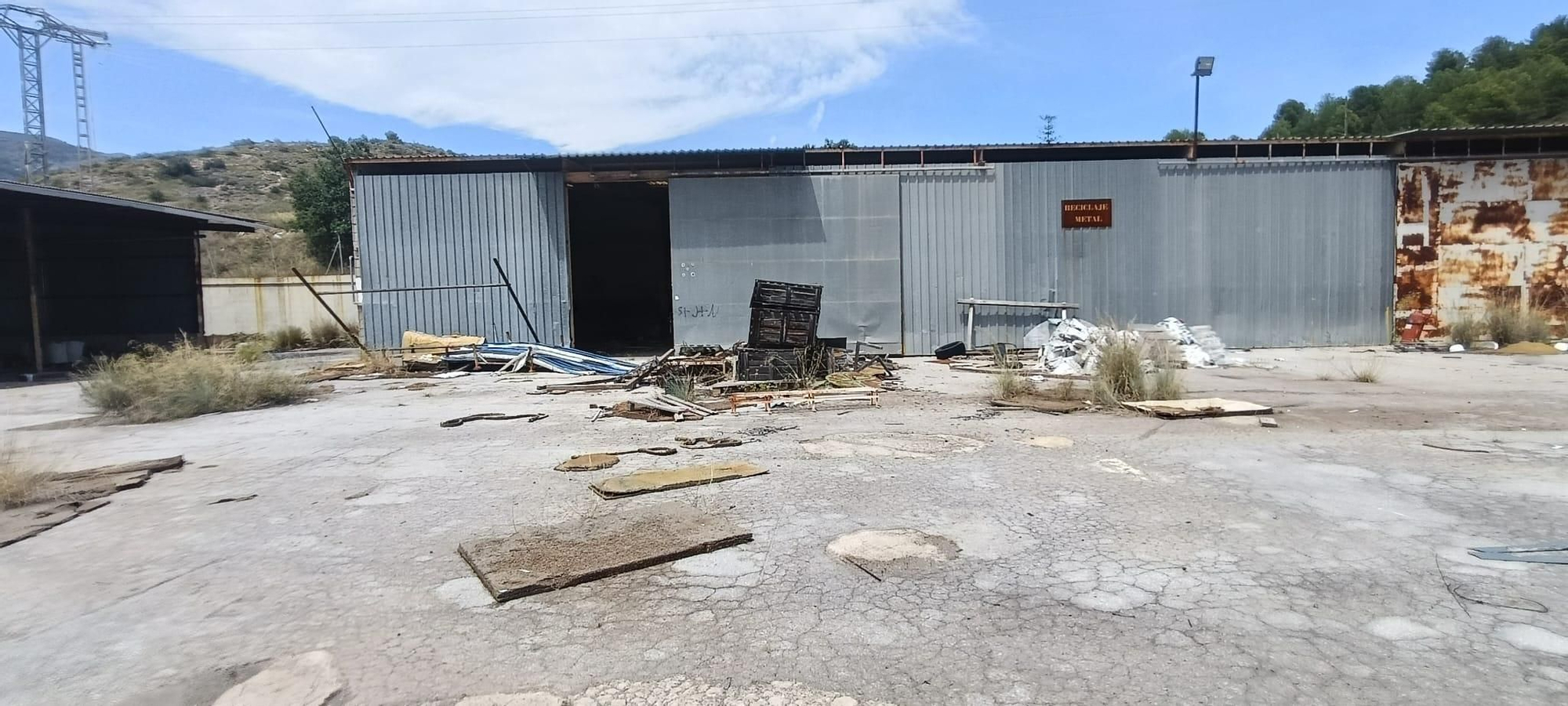 Esclarecedores imágenes del estado y los riesgos de una nave industrial abandonada en la Vall