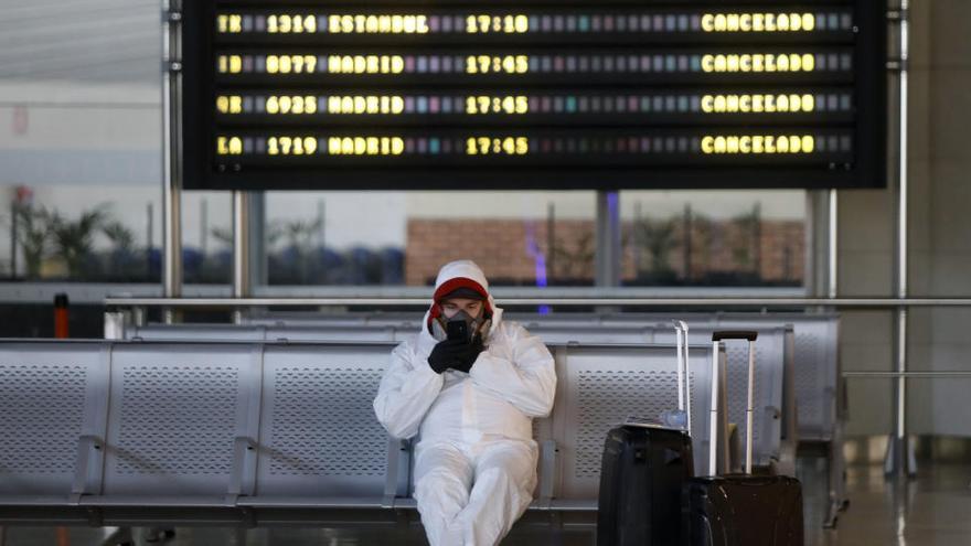 Un joven en el aeropuerto de Barajas.