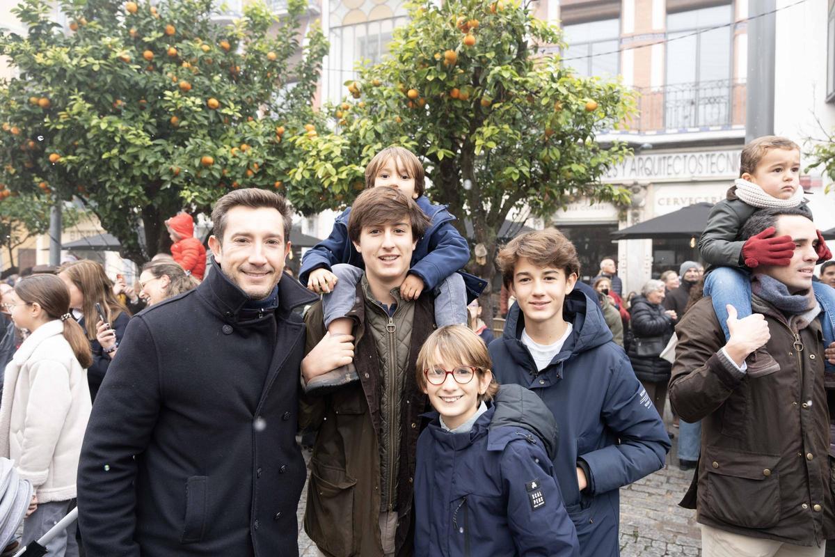 Los niños pacenses se comen las uvas de gominola en las campanadas de San Juan