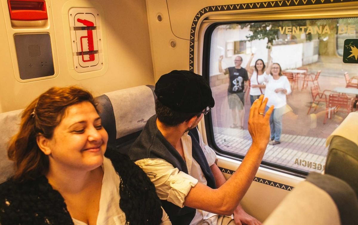 'Milana bonita' reivindica un tren digno para Extremadura en la estación de Atocha en Madrid