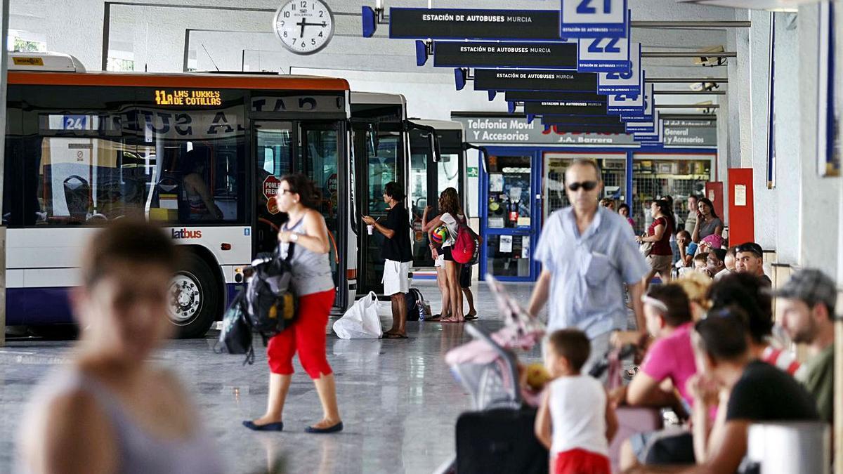 Viajeros en la estación de autobuses de Murcia.