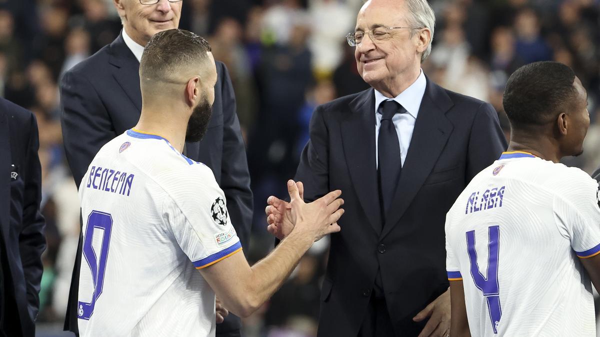 Florentino Pérez, presidente del Real Madrid, saluda a Karim Benzema tras la conquista de la Champions 2022.