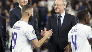 Florentino Pérez, presidente del Real Madrid, saluda a Karim Benzema tras la conquista de la Champions 2022.