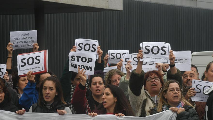 Nueva manifestación en el Chuac reclamando más seguridad para los profesionales sanitarios