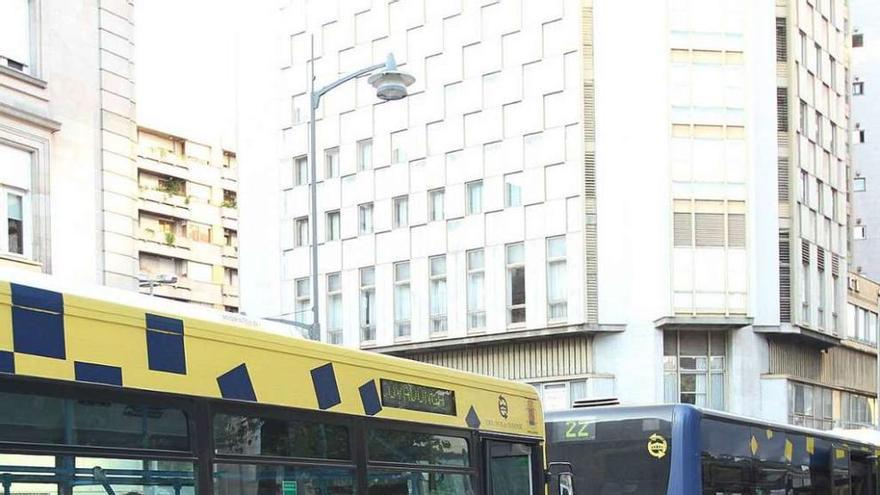 Autobuses de la empresa que gestiona el transporte urbano, cuya concesión se debe renovar. // Iñaki Osorio