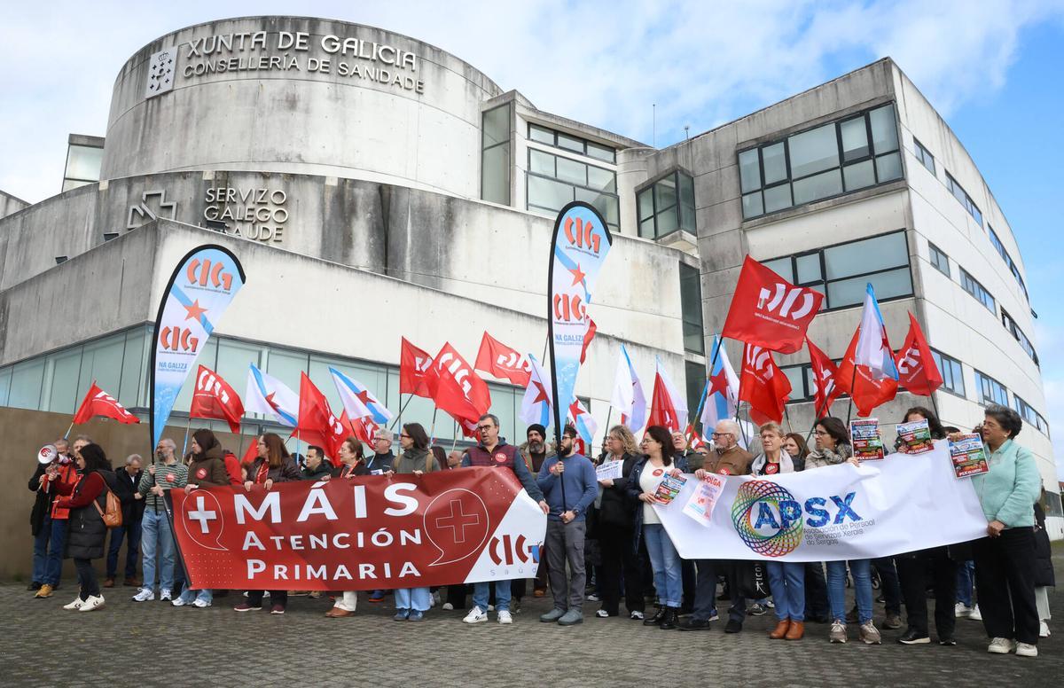 Concentración frente a la Consellería de Sanidade, ayer, convocada por la CIG en el marco de la huelga de Atención Primaria.