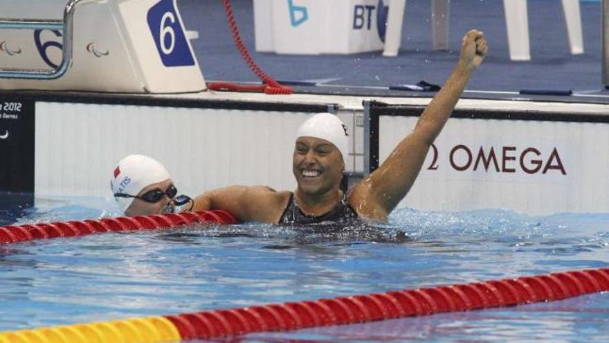 Teresa Perales, tras conquistar la medalla de oro ayer en la prueba de 100 metros libres. / efe / paulino oribe