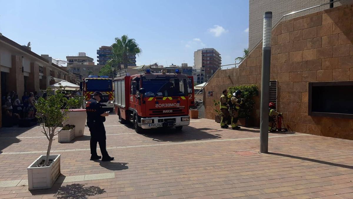 Bomberos trabajan en el lugar del suceso.