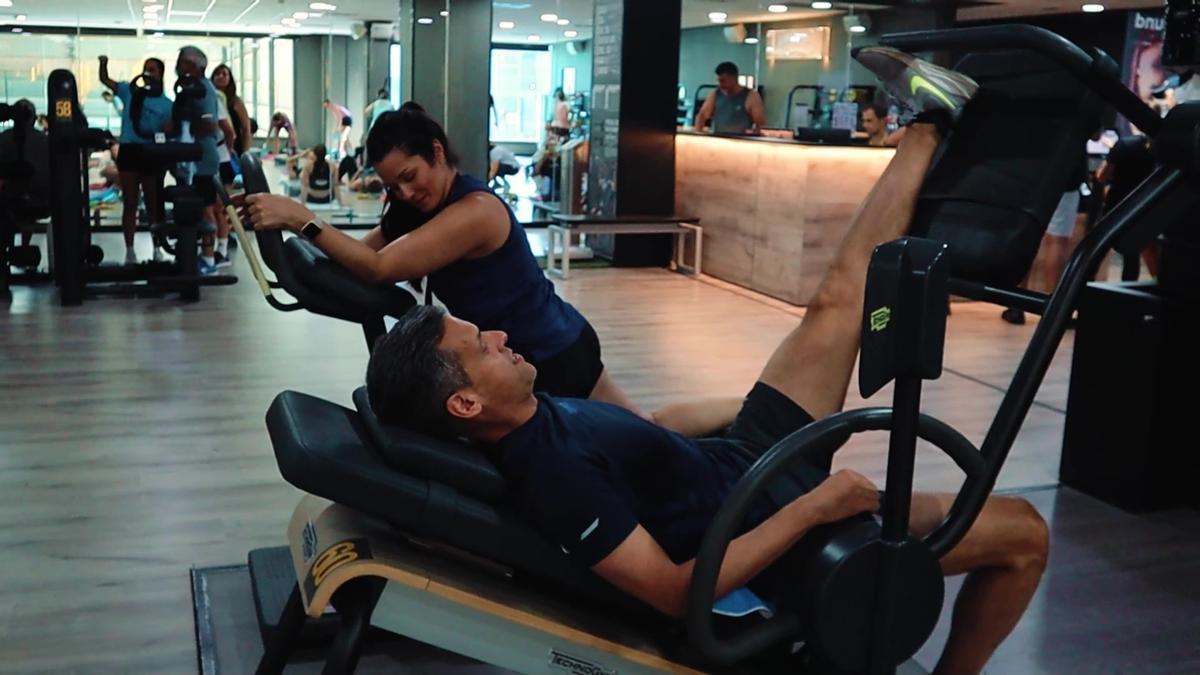 Una pareja entrena en la sala fitness.