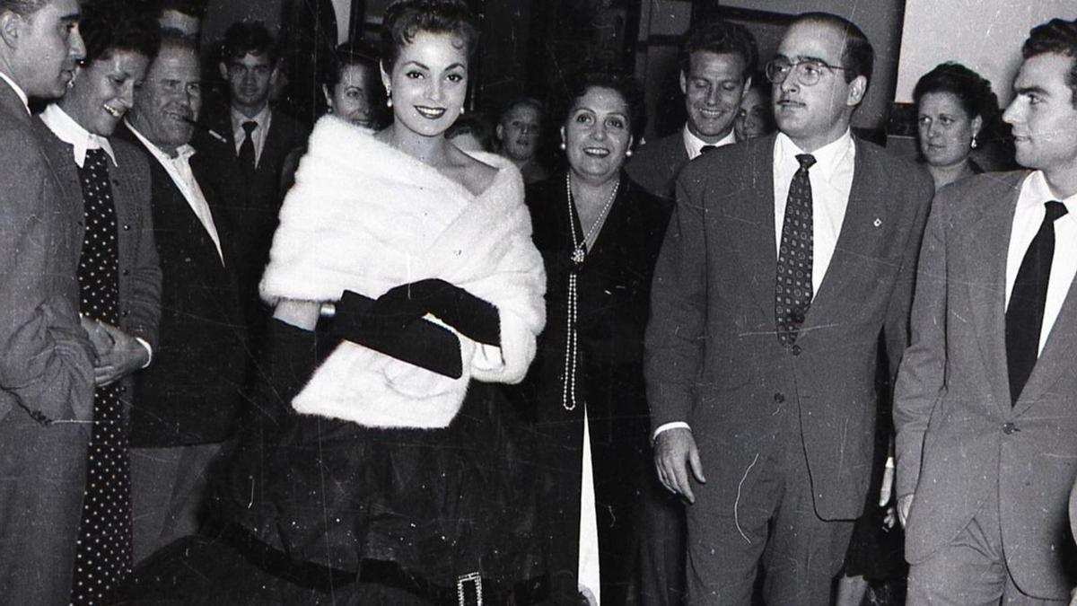 Carmen Sevilla, acompañada por miembros de la  familia Iniesta, propietaria del Teatro Circo Villar.
