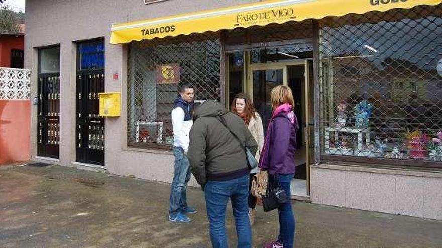 El estanco robado en el barrio de Igrexa, ayer, en Chapela. // Faro