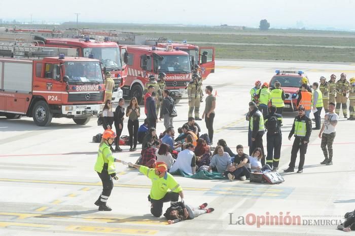 Simulan un accidente aéreo en aeropuerto