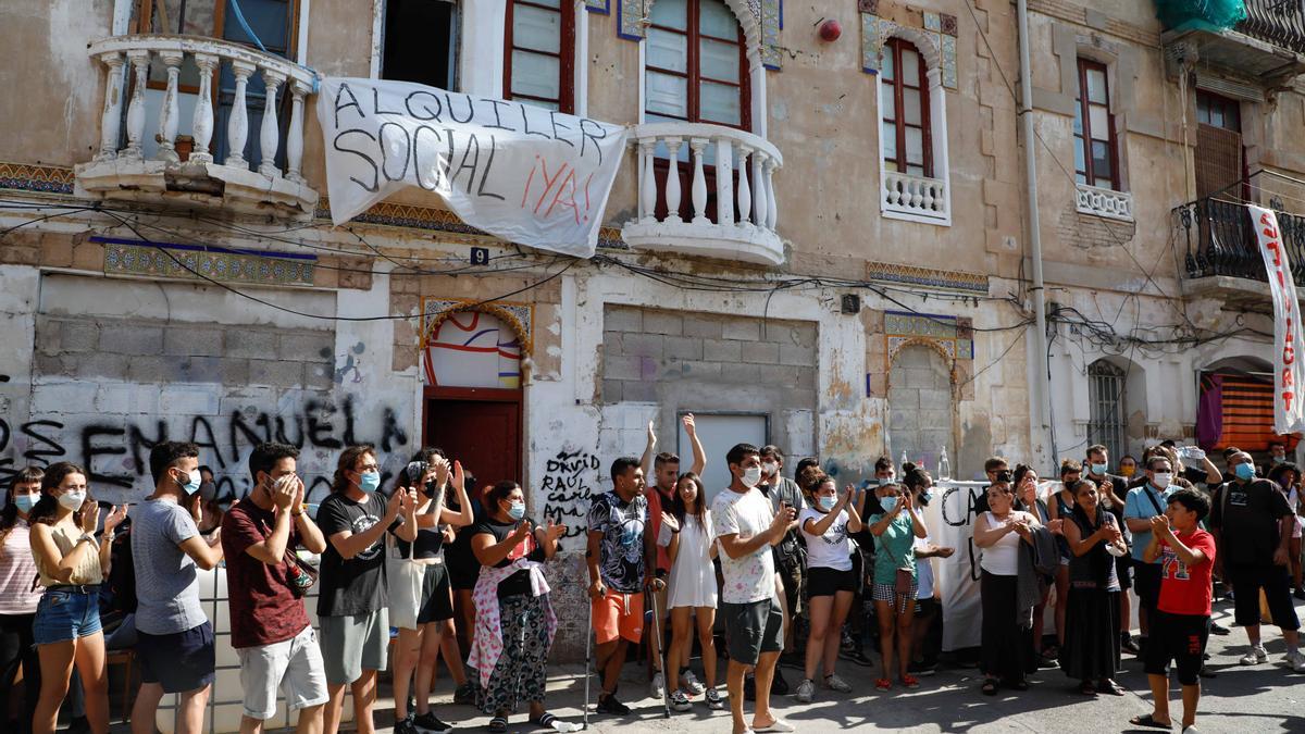 Protesta de los vecinos de la Creu Coberta, en la mañana de ayer.