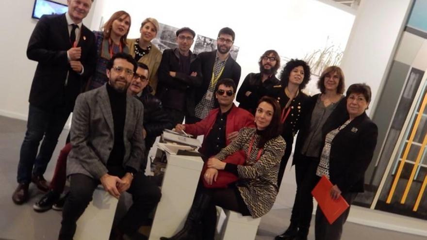 La consejera de Cultura y la directora general del ICA con los artistas de la galería T20.