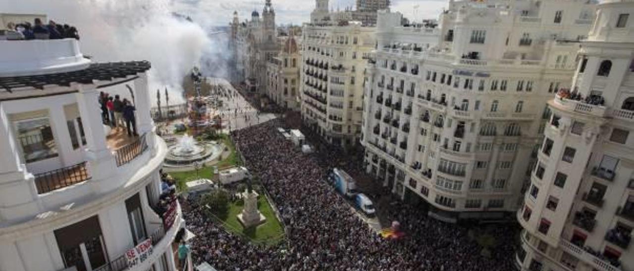 El espectáculo pirotécnico congrega a miles de personas.