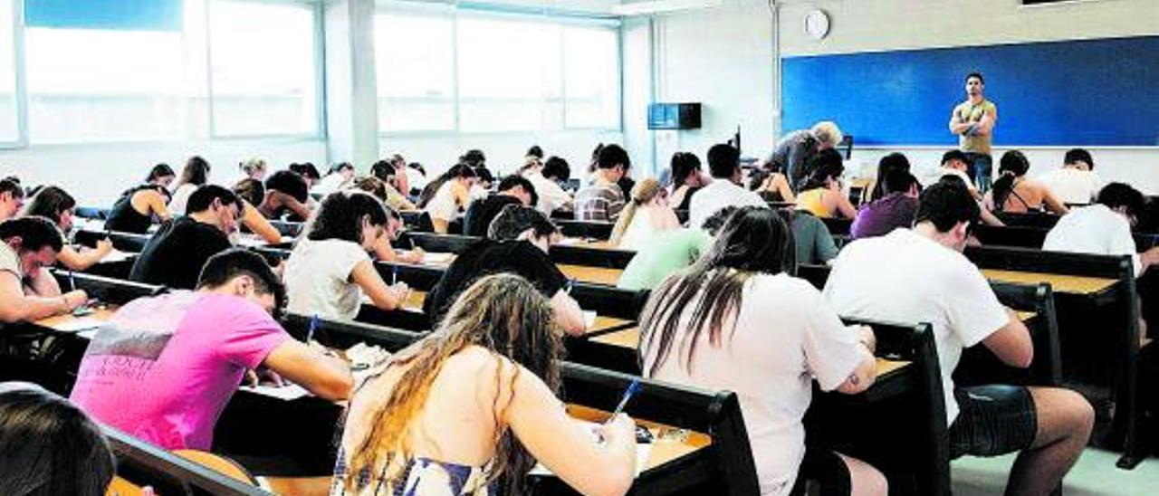 Varios estudiantes en un examen de Selectividad en junio de este año en la UIB. | MARÍA PEDRAZ