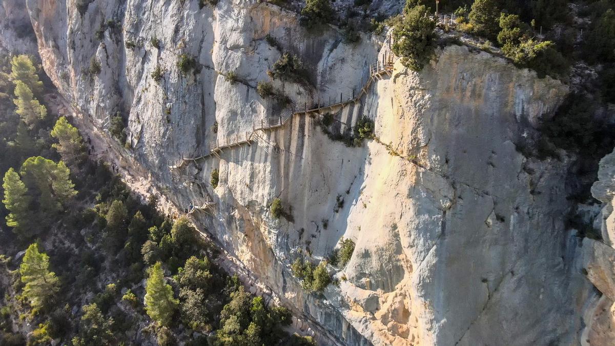 Unas escaleras de madera ancladas en una pared de roca