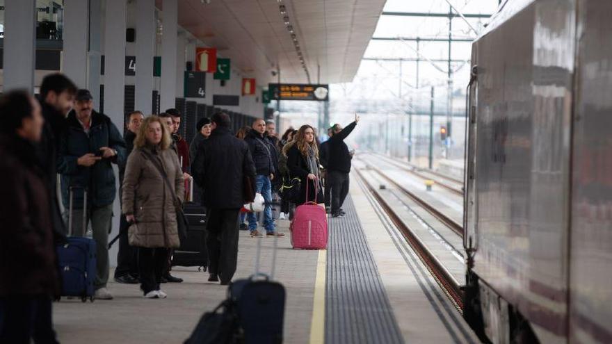 Viajeros toman en tren a Madrid en la estación de Zamora