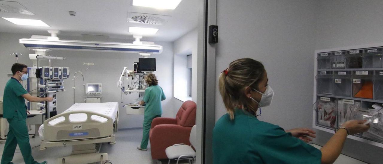 Sanitarios trabajan en el hospital Reina Sofía, en una imagen de archivo.