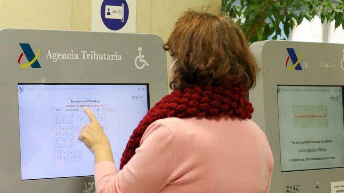 Una mujer en las oficinas de la Agencia Tributaria.