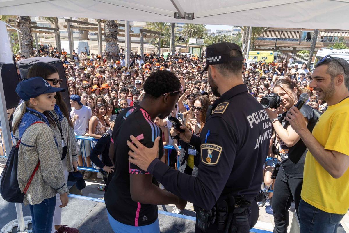 Control al alcohol en la Santa Faz 0,0 de Alicante con 12.000 jóvenes en la playa de San Juan