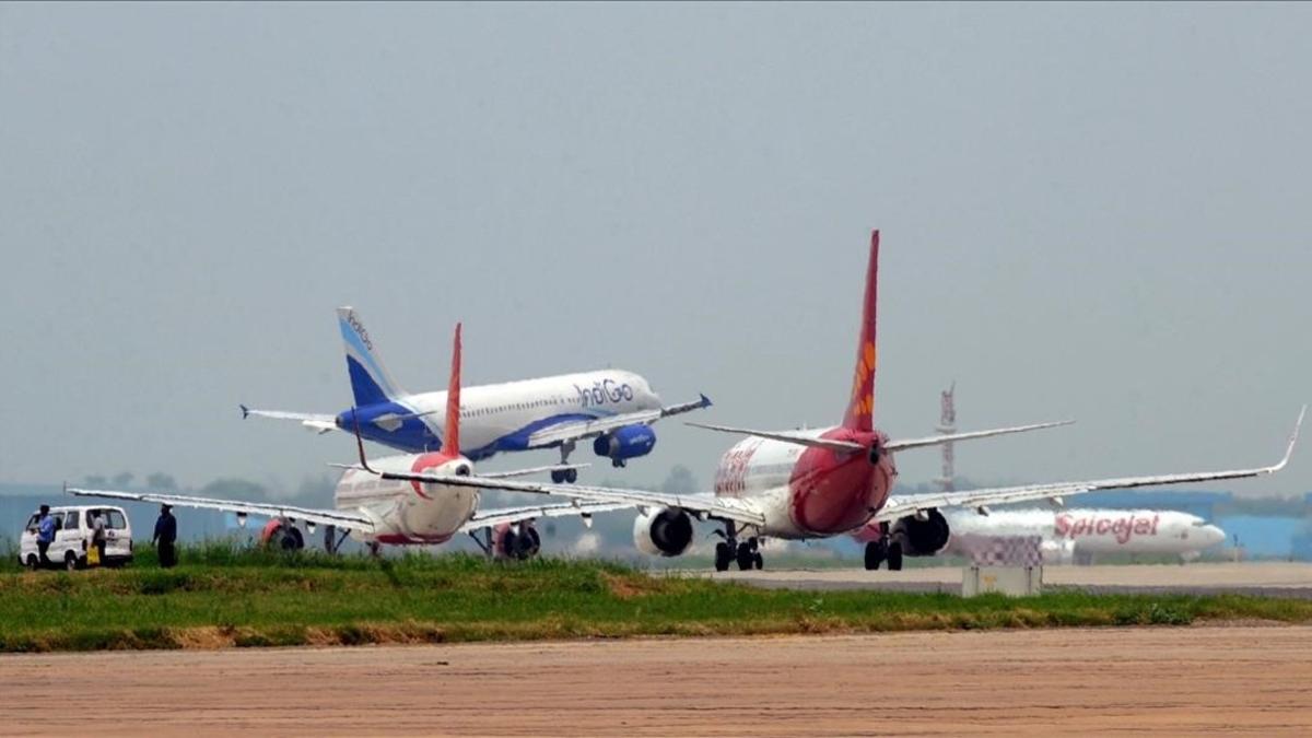 Varios aviones en el aeropuerto de Nueva Deli.