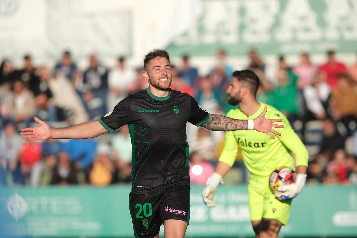 Antonio Casas celebra el gol de la remontada al Atlético Sanluqueño en la primera vuelta.