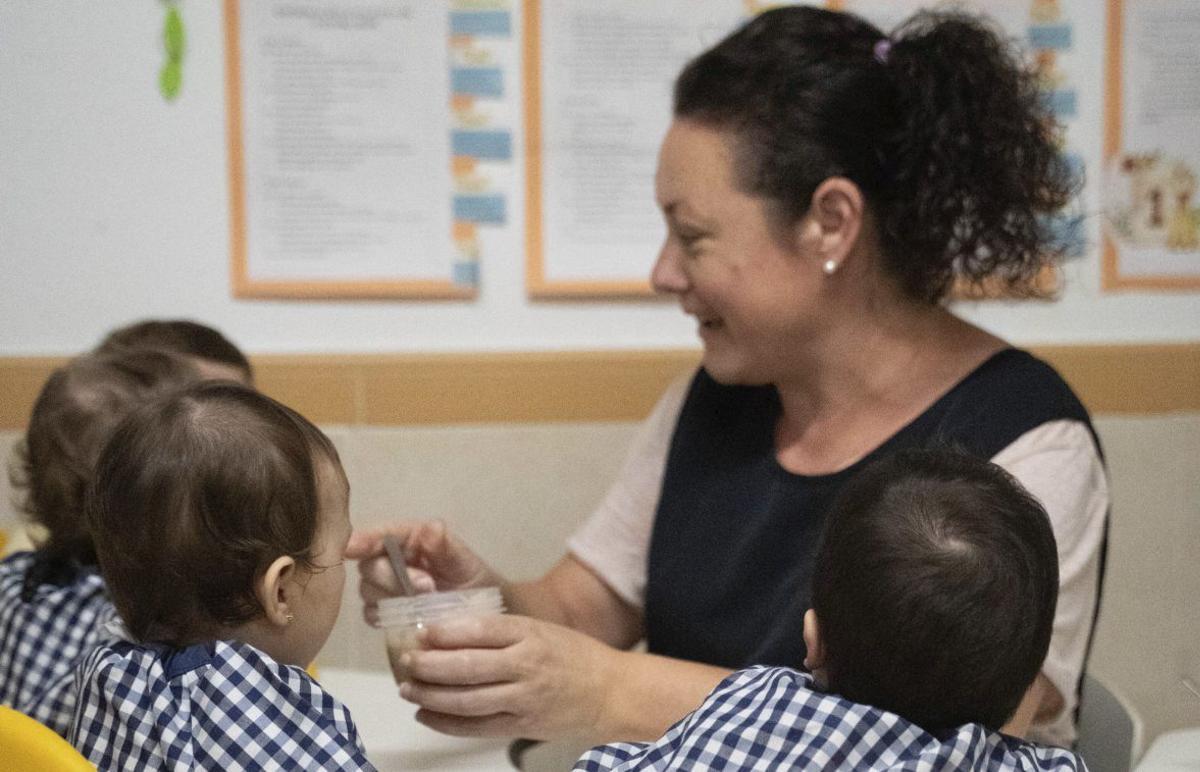 El centro educativo dispone de comedor y de diferentes servicios complementarios.