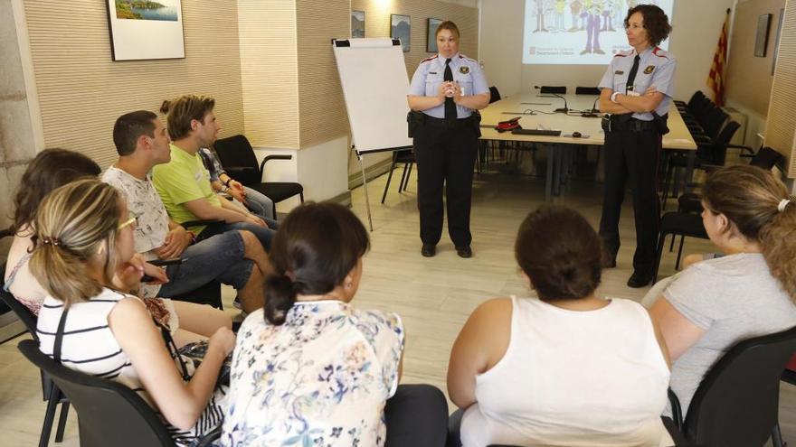 Un moment del taller sobre l´abús econòmic divendres passat a la seu de la Generalitat