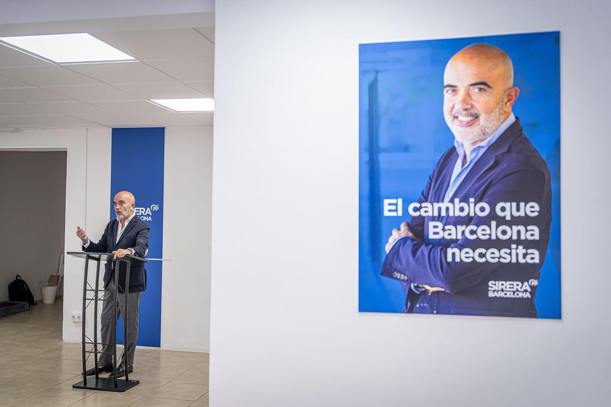 Daniel Sirera, líder del Partido Popular en Barcelona, en la primera sede del PP municipal en Nou Barris.