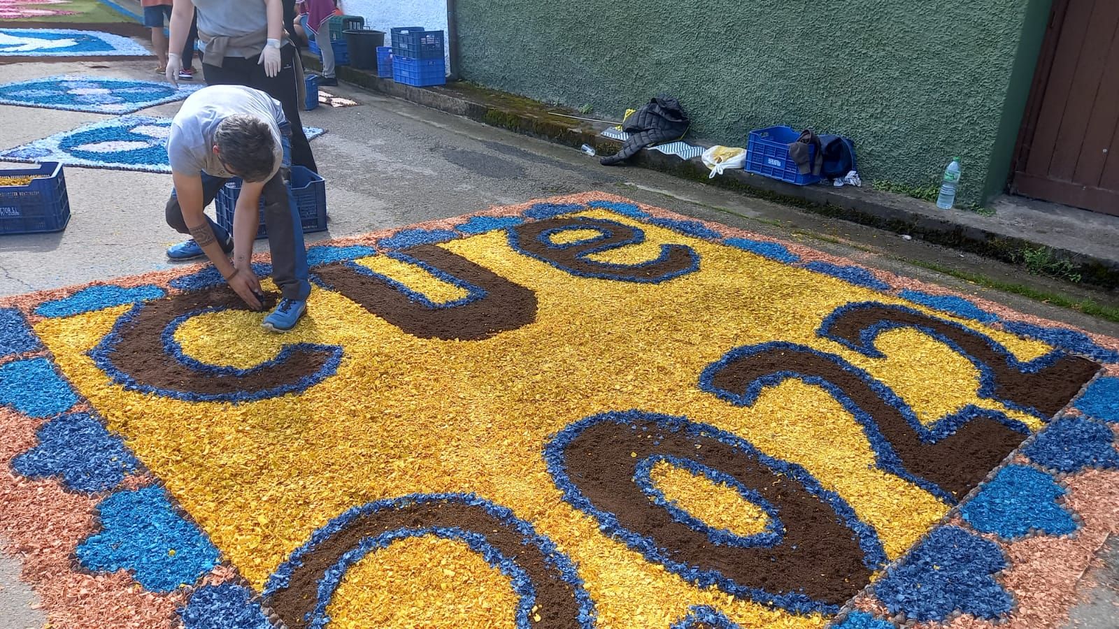 Cue se llena de color con sus alfombras florales