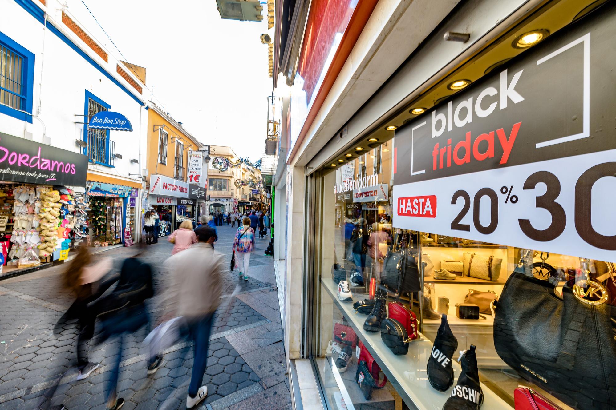 Jornada de Black Friday en Benidorm: las tiendas de la ciudad se llenan de clientes