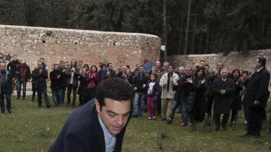 Tsipras deposita flores en un monumento a víctimas de los nazis.  // Efe