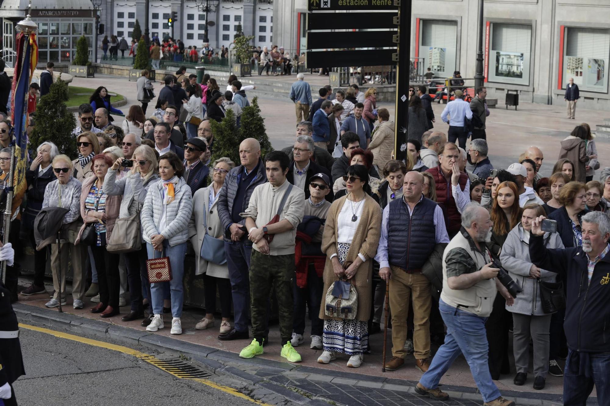 La procesión intergeneracional del Santo Entierro emociona Oviedo