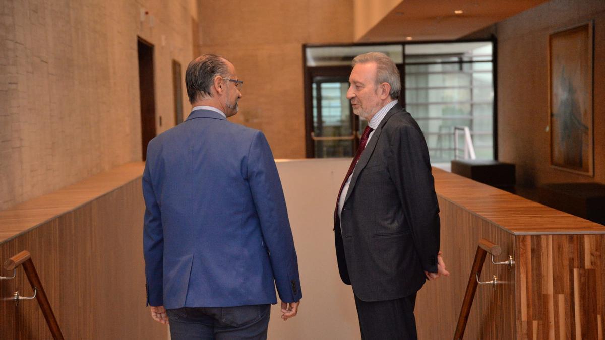 José María Zarzuelo, a la derecha, conversa con el presidente de las Cortes, Luis Fuentes, en una imagen de archivo.