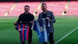 Xavi y Diego Martínez posan en el Camp Nou antes del derbi