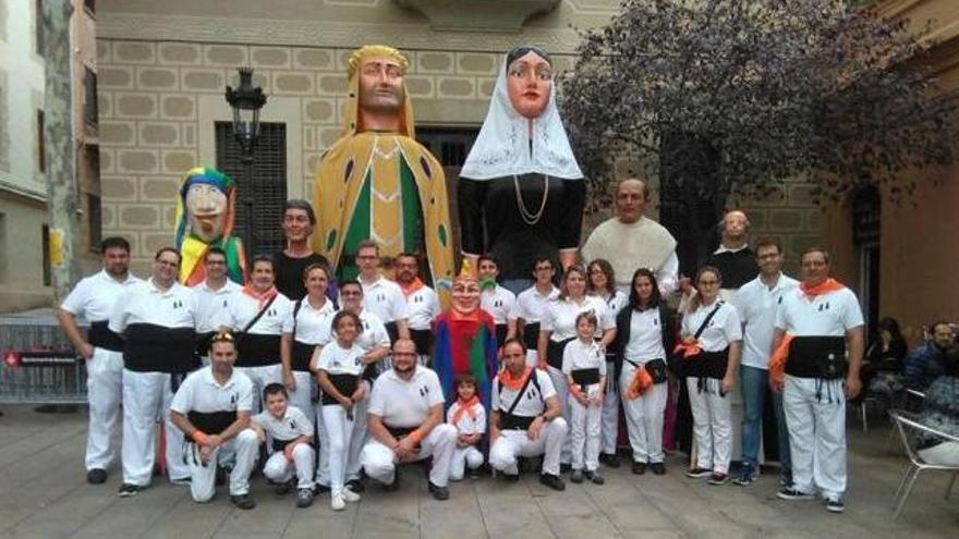 Fotografía de grupo con los gigantes Vicenç y Catalina.